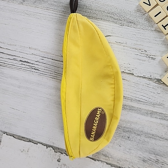 Banagrams word game with carry case and instructions FLAWED zipper pull - Picture 2 of 6